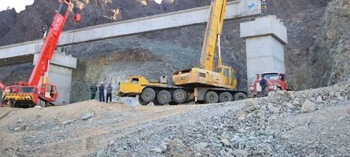 راه‌آهن زاهدان_چابهار به‌عنوان یکی از مهم‌ترین پروژه‌های حمل و نقل کشور یاد می‌شود؛ راه‌آهنی که بخشی از کریدور بزرگ شمال_جنوب در شرق کشور است که بامسیر ۶۲۸کیلومتری در حال احداث است و پس از بهره‌برداری، طولانی‌ترین مسیر ریلی کشور خواهد بود. این پروژه استراتژیک، بندر اقیانوسی چابهار را به شبکه ریلی ملی متصل کرده و تحولی در توسعه شرق کشور ایجاد می‌کند.