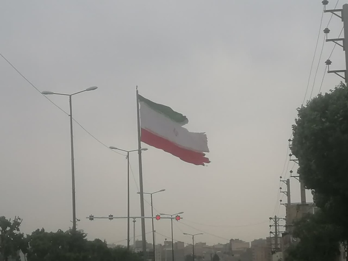 پرچم هر کشور نشان افتخار، غرور، شناسنامه ملی و هویت جمعی یک ملت است، هر گاه ملتی خواسته باشد سرزمین خود را در جهان به سایر ملل معرفی کند این اقدام به وسیله پرچم صورت می‌گیرد.