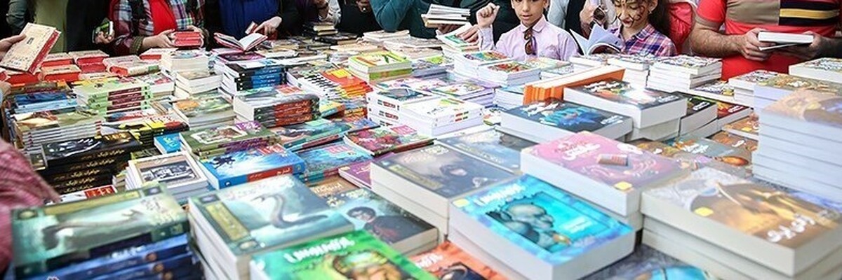پول‌هایت را برای کتاب نده! البته وقتی خریدت حساب شده نیست. این تصویر برای اکثر آدم‌ها آشناست که بعد از نمایشگاه، انبوهی کتاب توی اتاق شان انبار شده؛کتاب‌هایی که می‌دانند هیچ وقت قرار نیست بخوانند. جیب‌های‌شان خانه‌ عنکبوت شده و از خریدشان تا خرخره پشیمان شده‌اند. حال و هوای نمایشگاه کتاب، همیشه دوز هیجان آدم را بالا می‌برد.