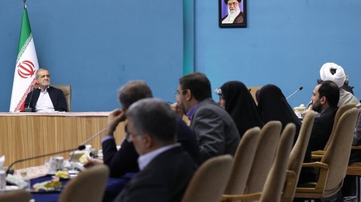 رئیس جمهوری آموزش صحیح را مبنا و پایه هر اصلاح و تغییر مثبتی عنوان کرد و گفت: وظیفه شورای‌عالی انقلاب فرهنگی نه ورود در حوزه جزئیات اجرایی و احیاناً تصدی‌گری در این زمینه، بلکه رصد و پایش کیفیت و کمیت اجرای مصوبات و اسناد موجود و برطرف کردن موانع احتمالی از پیش پای نهادهای مجری به خصوص آموزش و پرورش و دانشگاه و نقش‌آفرینی موثر خانواده‌ها است.
