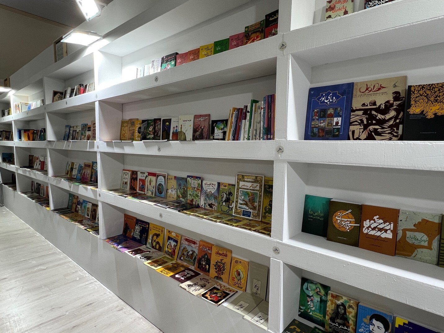 گزارش کاملی از نمایشگاه کتاب 1404 – بخوانیم برای ایران