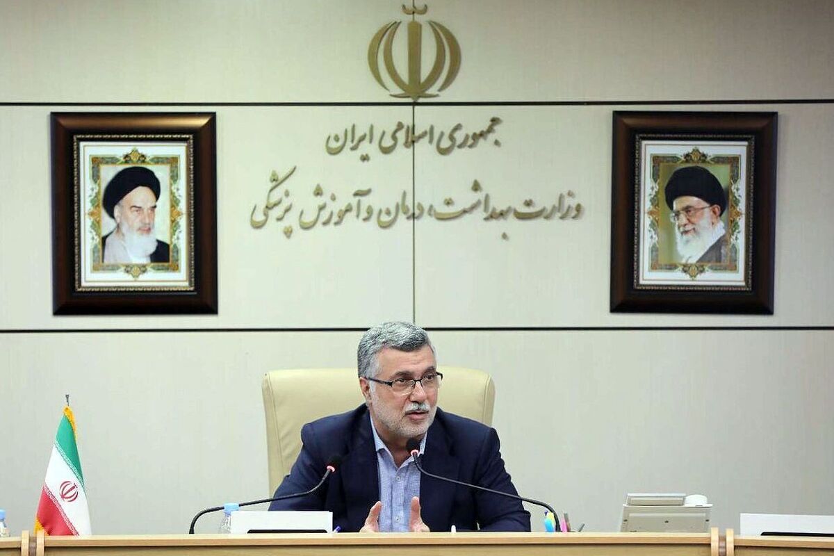 وزیر بهداشت، درمان و آموزش پزشکی با بیان اینکه سالانه ۵۰ هزار کودک بر اثر آلودگی هوا در کشور جان خود را از دست می‌دهند گفت: اولویت مهم دست اندرکاران حوزه سلامت به خصوص دانشگاه‌های علوم پزشکی باید ارتقای سطح سواد سلامت مردم باشد تا عوامل محیطی مانند آلودگی هوا و حوادث ترافیکی که سالانه ۳۰ هزار مرگ و میر دارد، کاهش یابد.