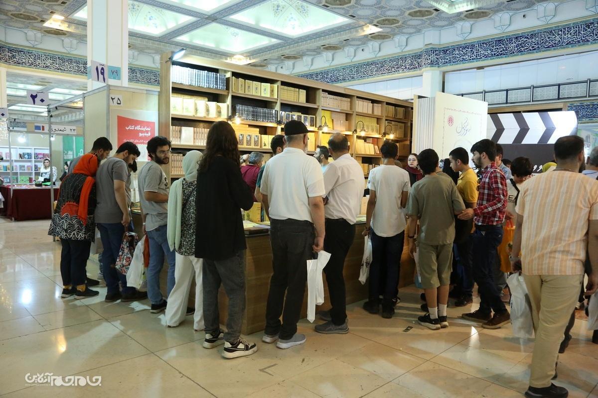 سخنگوی نمایشگاه کتاب با اشاره به خبر سرقت در نمایشگاه کتاب که چند روز فبل مطرح شده بود، اظهار کرد: مسئول انتظامات نمایشگاه کتاب تهران همزمان مسئول انتظامات نمایشگاه نفت هم هست که به اشتباه سرقت ۱۰ هزار دلاری را برای نمایشگاه کتاب اعلام کرده بود. پلیس هم در این زمینه بیانیه داده است.