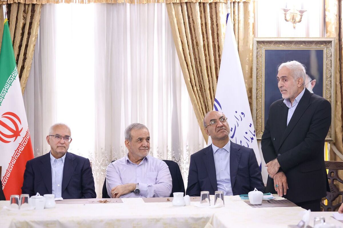 رئیس‌جمهور در نشستی با اعضای اتاق بازرگانی کرمانشاه، ضمن بررسی مسائل و چالش‌های بخش خصوصی، با صدور دستوراتی به استاندار و معاون اجرایی، خواستار تسریع در رفع موانع تولید و تجارت و حمایت مؤثر از نقش‌آفرینان بخش خصوصی شد.