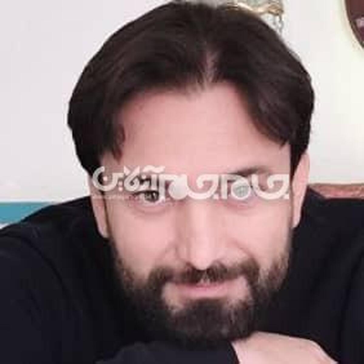 اجرا با نغمه‌های حاجیونی آغاز می‌شود؛ ملودیایی که نی جفتی، ساز دوپردهٔ جنوب، آن را می‌نوازد، گویی ندایی است از اعماق تاریخ برای گردآمدن دور آتش فرهنگ. این نوا، که در مایهٔ دشتی یا بیات ترک می‌پیچد، پرده را می‌گشاید تا رباعی‌خوان، با آوازی آمیخته به شکوه وُ حزن، نخستین مصرع خیام را چون مرثیه‌ای بر گذرایی روزگار بخواند.