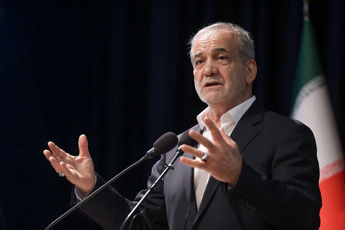 رئیس جمهور گفت: حرف‌هایی که ترامپ زد، به جز خودش کسی دیگر باور نمی‌کند؛ از یک طرف صحبت از صلح در منطقه می‌کند و از سوی دیگر صحبت از ساخت ابزاری وحشتناک و ویران‌گر می‌کند. کدام یک را قبول کنیم؟ پیام صلح یا پیام کشتار را؟