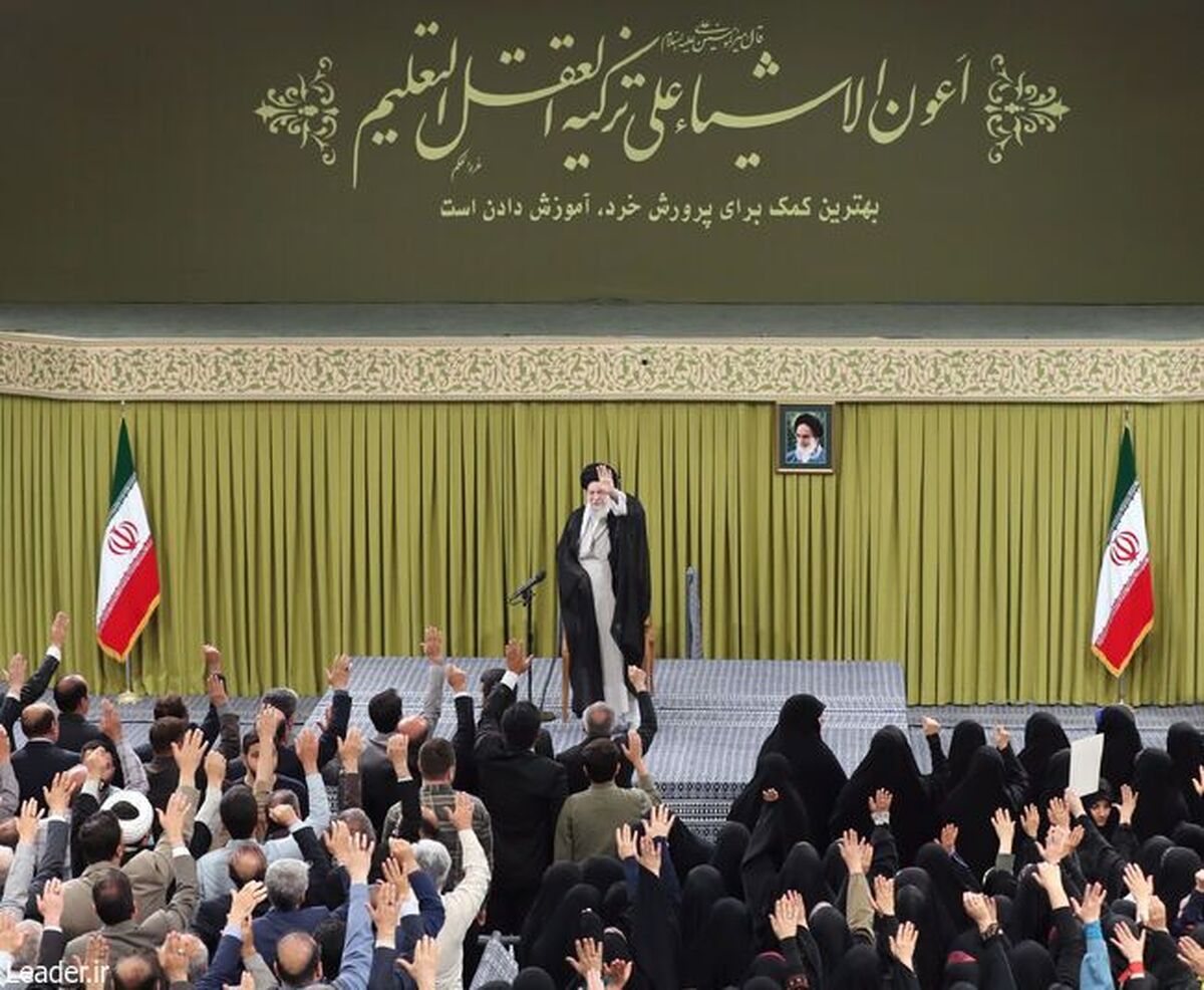 رهبر معظم انقلاب اسلامی صبح امروز در دیدار هزاران تن از معلمان و فرهنگیان، چهره‌نگاری شایسته از معلم و ایجاد تصویری جذاب، با نشاط و دوست‌داشتنی از معلم در افکار عمومی را ضروری و نیازمند کار هنری و رسانه‌ای دستگاههای مسئول دانستند و با نادرست خواندن دیدگاههایی در خصوص برون‌سپاری برخی وظایف آموزش و پرورش، تأکید کردند: ساختار جدید آموزش و پرورش باید به‌گونه‌ای طراحی و متحول شود که نتیجه آن، تربیت نسلی عالِم، با ایمان، ایران‌دوست، اهل کار و تلاش و امیدوار به آینده باشد.