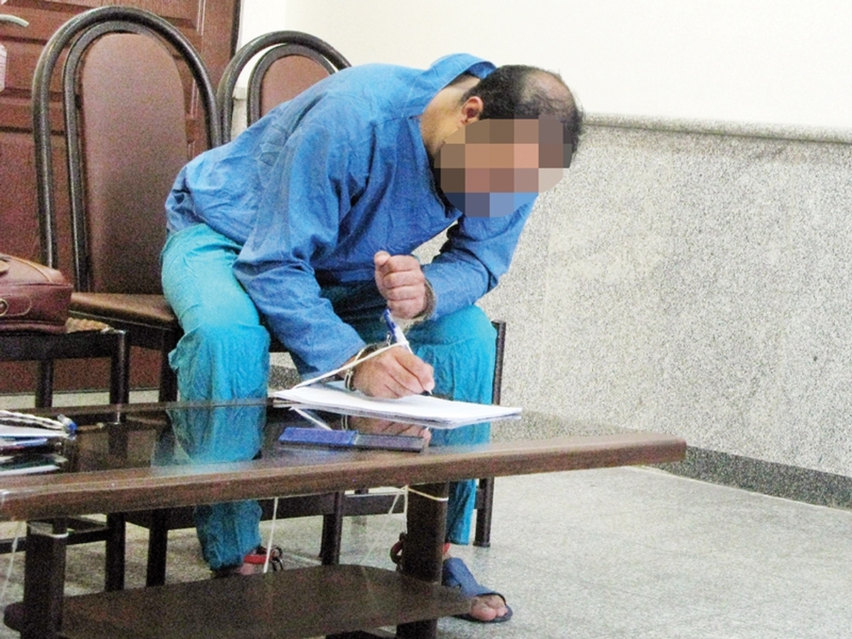 مرد جوان وقتی فهمید که دختر مورد علاقه‌اش پی به سارق‌بودنش برده، با همدستانش او را ربود تا به‌زور با دختر جوان ازدواج کند. او پنج‌میلیارد تومان از خانه این دختر سرقت کرد تا با آن هزینه ازدواجش را تامین کند.
