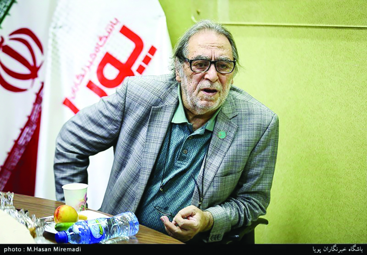 هوشنگ توکلی، نویسنده، بازیگر و کارگردان پیشکسوت تلویزیون و سینماست که از جمله آثار ماندگارش می‌توان به سریال‌های زیر تیغ، خانه ابری، مرگ تدریجی یک رویا و... اشاره کرد. در این شماره از قاب کوچک سراغ او رفتیم و پیرامون فعالیت‌های اخیرش گفت‌وگو کردیم که در ادامه می‌خوانید.