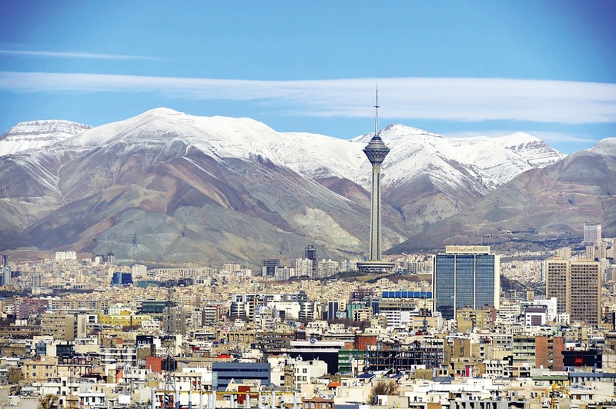 تهران، این کلانشهر پرماجرا سال‌هاست با انبوهی از مشکلات انباشته و بحران‌های حل‌نشده روبه‌روست‌؛ از ترافیک بی‌پایان گرفته تا ساختمان‌هایی که با هر لرزش زمین، زنگ خطر فروپاشی را به‌صدا درمی‌آورند. در این میان، مشارکت شهروندان، حلقه گمشده‌ای است که می‌توانست روند فرسایش شهر را کند یا متوقف کند اما در بسیاری از سیاست‌گذاری‌ها نادیده گرفته شده است.