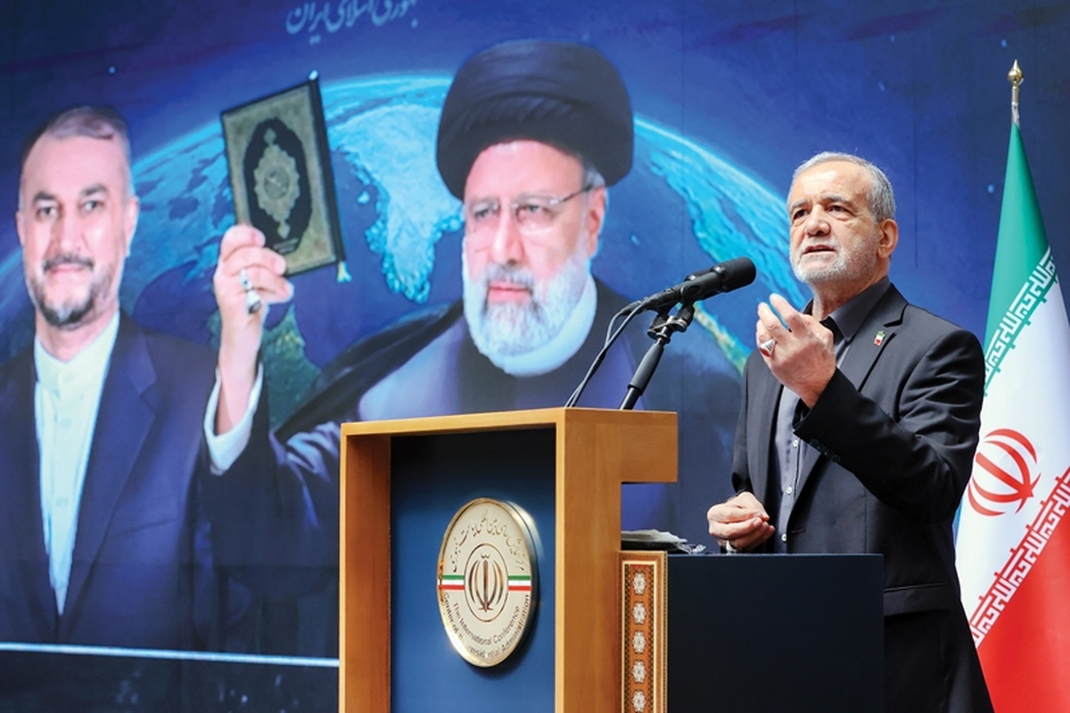 دکتر مسعود پزشکیان صبح روز گذشته درهمایش بین‌المللی«دیپلماسی مقاومت و گرامیداشت شهدای خدمت»،با قرائت فرازهایی از وصیت‌نامه حضرت امام علی(ع) در تاکید بر تقوای الهی، اظهار کرد: تقوا در باور و نگاه بنده یعنی حرکت بدون خطا در عرصه‌های مختلف، یعنی به تعبیر امیرالمومنین علی(ع)به دنبال دنیا راه نیفتیم،حتی اگر دنیا به دنبال ما راه افتاد.