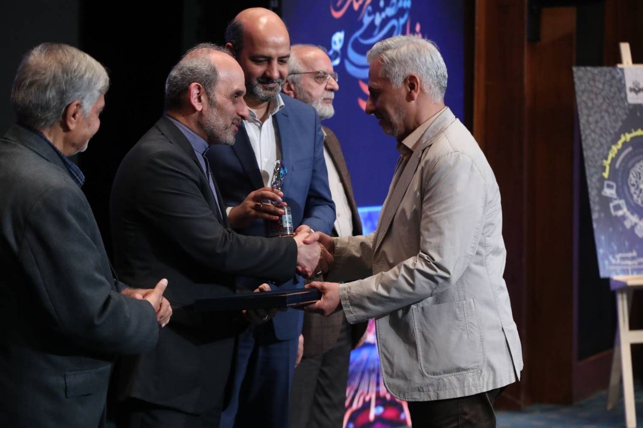 هوش مصنوعی باید قدرت پژوهش و دانش‌افزایی را افزایش دهد/ ارتقای سواد رسانه‌ای در حوزه هوش مصنوعی؛ رسالت رسانه ملی / هوش مصنوعی؛ ابزاری برخاسته از هوش طبیعی انسان / لزوم بومی‌سازی هوش مصنوعی و ارتقای این فناوری 