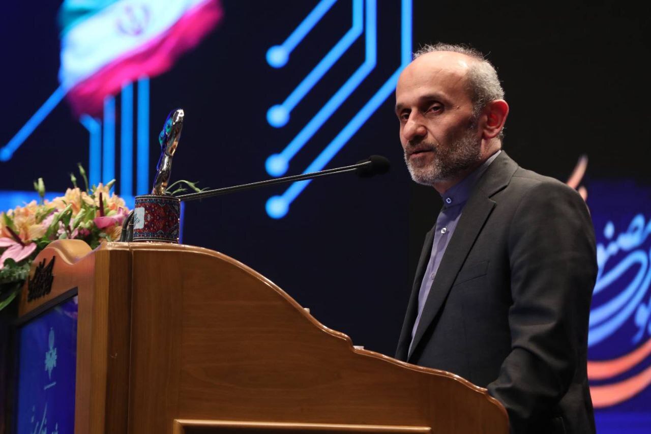 هوش مصنوعی باید قدرت پژوهش و دانش‌افزایی را افزایش دهد/ ارتقای سواد رسانه‌ای در حوزه هوش مصنوعی؛ رسالت رسانه ملی / هوش مصنوعی؛ ابزاری برخاسته از هوش طبیعی انسان / لزوم بومی‌سازی هوش مصنوعی و ارتقای این فناوری 