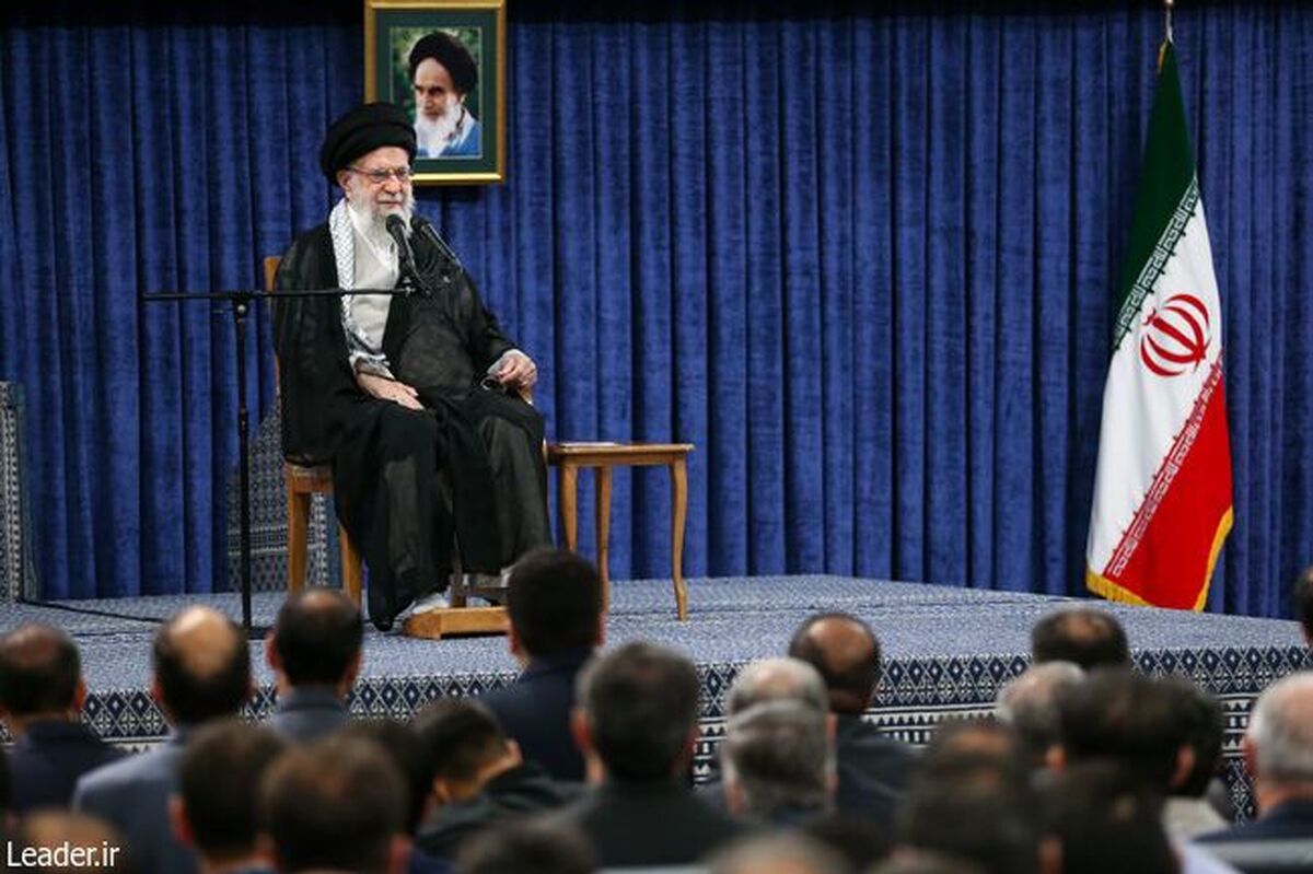 رهبر معظم انقلاب اسلامی صبح امروز در دیدار «خانواده‌های شهید رئیسی و دیگر شهیدان خدمت» و خانواده‌های شهدای مسئول در دهه‌های اخیر، هدف اصلی از تجلیل و ستایش شهیدان را تدبر و درس‌آموزی خواندند و با تشریح خصوصیات قلبی، زبانی و عملی رئیس جمهور شهید گفتند: رئیسی عزیز مصداق کامل خصوصیات یک مسئول حکومت الهی بود و با تلاش خستگی‌ناپذیر به «مردم و به آبرو و عزت و اعتبار ملت» خدمت کرد و این راه و روش برای همه ما مسئولان، جوانان و آیندگان درس بزرگی است.