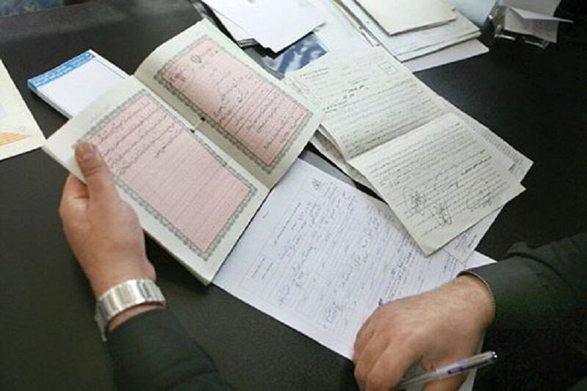 مدیرکل ثبت اسناد و املاک استان کرمان گفت: بر اساس تبصره ذیل ماده ۱۱ قانون جامع حدنگار، ارائه هرگونه خدمات به اسناد دفترچه‌ای ممنوع شده است و دارندگان این نوع اسناد باید سریعا جهت تعویض این اسناد اقدام کنند.