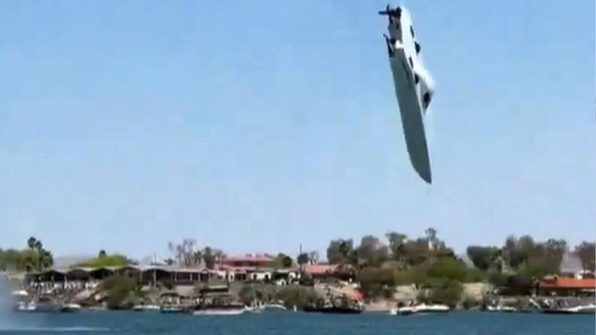 در جریان تلاش برای شکستن رکورد سرعت در آریزونا، یک قایق پس از چندین چرخش هوایی به شدت با آب برخورد کرد.