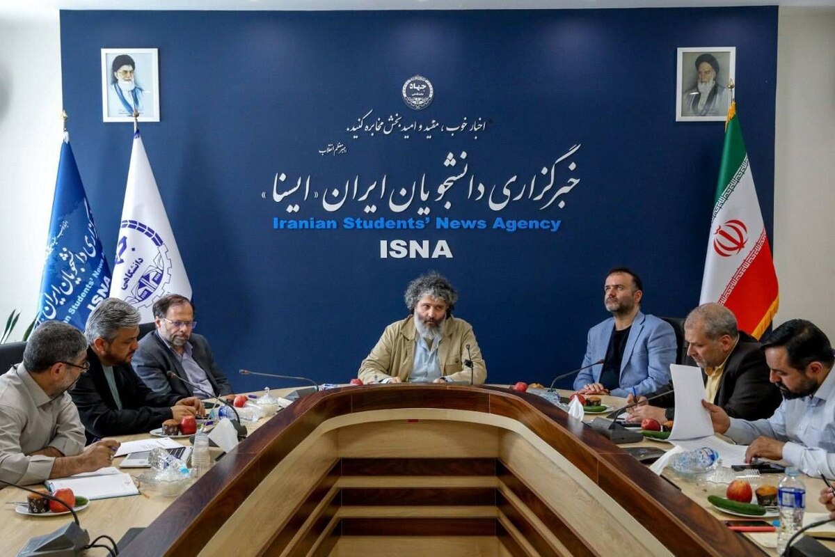 در نشستی در ایسنا با حضور معاون سیما و تنی چند از مدیران ارشد تلویزیون، مهم‌ترین مسائل پیش‌روی تلویزیون از جمله لزوم چندصدایی، تضارب آرا با تولید برنامه‌های چالشی و جسورانه و راه‌های رسیدن به افزایش رضایت عمومی مخاطبان، بررسی شد. «کاهش رضایت مخاطب» در برابر تکثر رسانه‌ها، تأکید بر «ذائقه‌سازی فعال» به جای انفعال، نحوه برخورد با خطاهای صورت گرفته روی آنتن، وضعیت بودجه تلویزیون و تعداد نیروی انسانی و بازگشت چهره‌ها به آنتن، از دیگر محورهای کلیدی این گفت‌وگو بود.