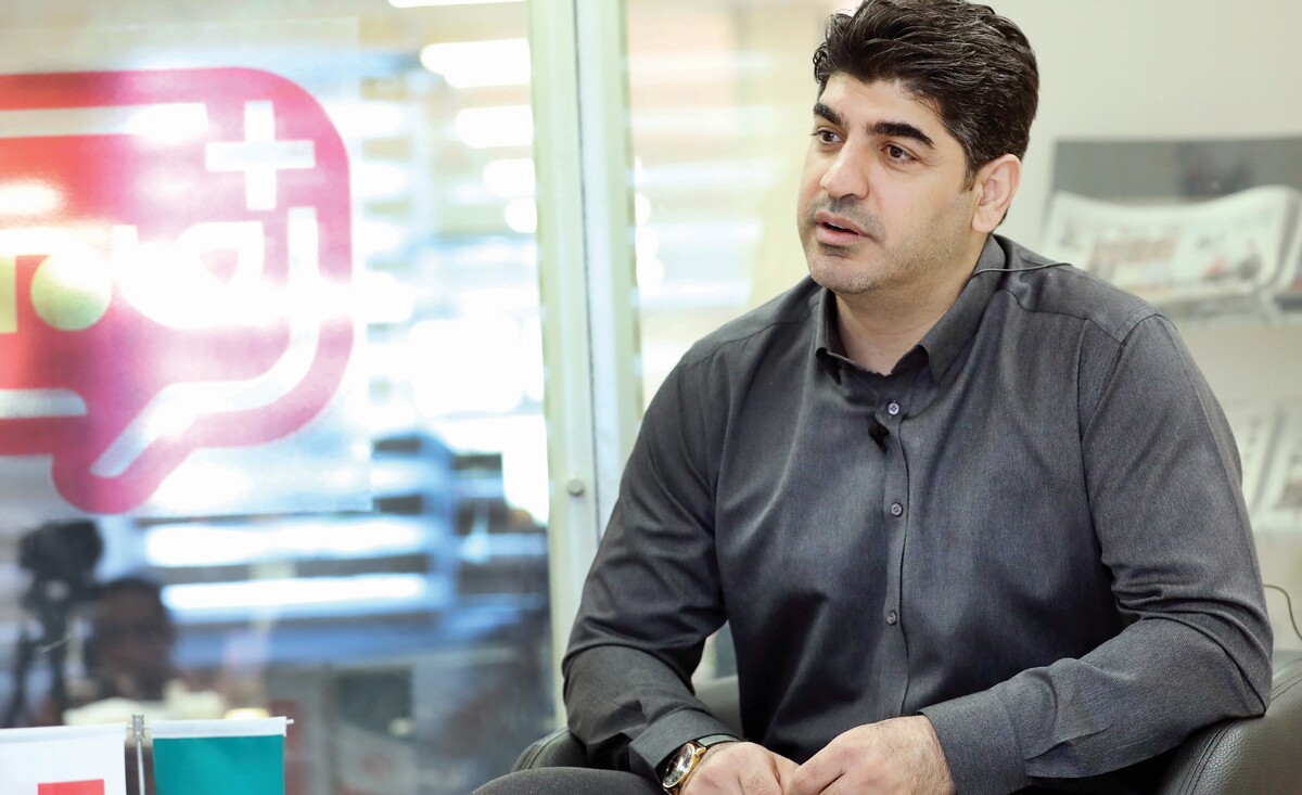 فرشید طالبی تعریف ساده اما هیجان‌انگیزی دارد: «مرد اخلاق فوتبال ایران و مدافع برتر آسیا». طالبی سال ۲۰۱۰ یکی از کاندیداهای کسب توپ طلای فوتبال آسیا بود اما این سعادت در نهایت نصیب او نشد. بعد از آن شرایط فوتبالی طالبی در حالی که می‌توانست به صورت جهش‎وار بالا برود ظرف مدت کوتاهی متوقف شد. او در حالی که از پرسپولیس، استقلال و سپاهان پیشنهاد داشت و در حالی که می‌توانست موقعیت‌های دیگری در فوتبال داشته باشد با مستطیل سبز وداع کرد و برای همیشه کنار کشید. طالبی این روزها در ۴۴ سالگی کارشناس فوتبال است و هیچ چیز از نظر او پنهان نمی‌ماند. چکیده گفت‌و‌گو با مدافع برتر سابق آسیا در ادامه می‌آید: