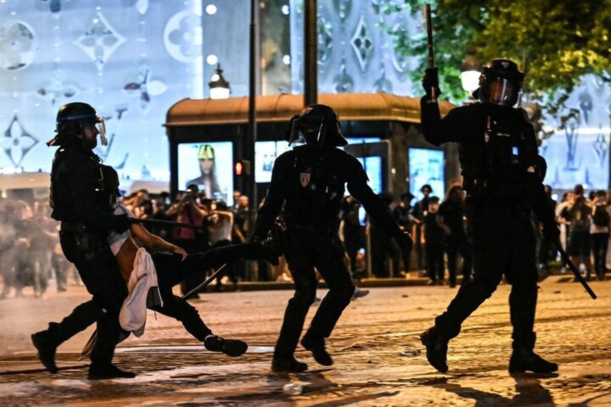 پلیس فرانسه از کشته شدن دو نفر در جریان جشن قهرمانی تیم فوتبال پاری‌ سن‌ ژرمن در لیگ قهرمانان اروپا خبر داد.