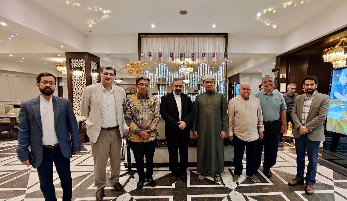 دکتر حبیب‌رضا ارزانی با داتو ابراهیم علی؛ نخستین شهروند مالزیایی زائر امام خمینی (ره) دیدار کرد.