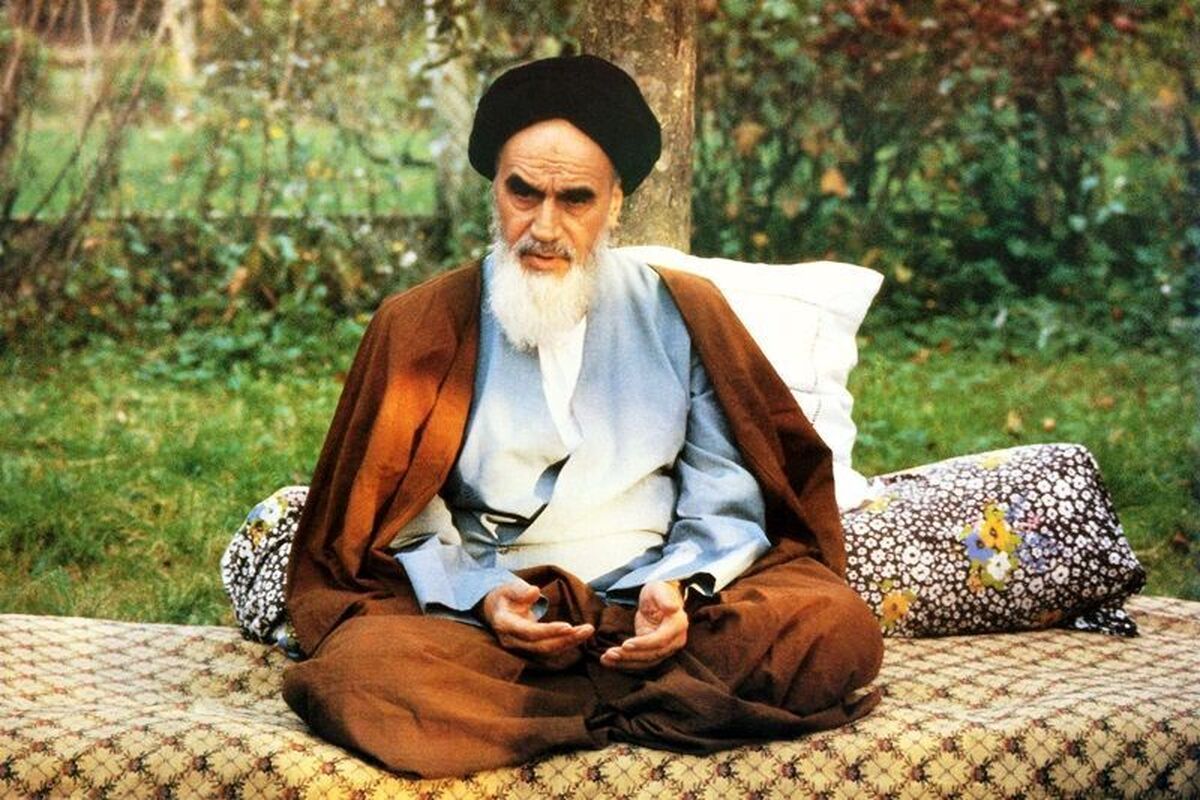 امروز در خاطره مردی شناورم که بزرگ‌ترین و شریف‌ترین رهبر روحانی اسلام بود؛ مردی که روش گرانبهایش در شناختن و شناساندن شیوه‌های مبارزه مشعلی فراراه امتی بزرگ شد.