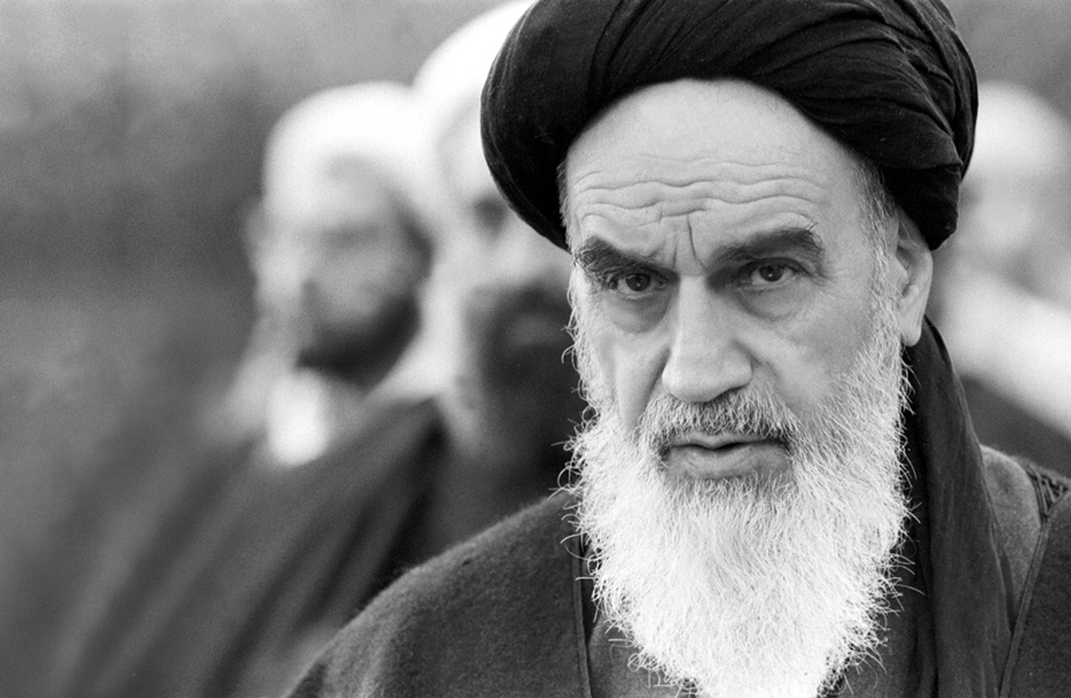 اندیشه مقاومت، به‌عنوان یک پارادایم فکری و عملی در مبارزه با ظلم، استبداد و هژمونی استکباری، ریشه در تفکر انقلابی و دینی حضرت امام‌خمینی(ره) دارد. ایشان با رهبری انقلاب اسلامی ایران در سال ۱۳۵۷، چارچوبی نوین برای ایستادگی در برابر نظام‌های سلطه‌گر و استعماری ارائه کردند که نه‌تنها ایران و جهان اسلام، بلکه جنبش‌های آزادیبخش در سراسر جهان را تحت تأثیر قرار داد. در دهه‌های میانی قرن بیستم، جهان درگیر سلطه استعماری، استثمار ملت‌های مستضعف و تلاش قدرت‌های بزرگ برای تحمیل هژمونی سیاسی، اقتصادی و فرهنگی بود. در این بستر، امام‌خمینی(ره) با تلفیق اصول قرآنی، سیره نبوی و علوی، عقلانیت فلسفی و تحلیل دقیق شرایط ژئوپلیتیک، گفتمانی را بنیان نهادند که هویت دینی، خودباوری ملی و مقاومت فعال را احیا کرد. این اندیشه، با تأکید بر عدالت‌خواهی، استکبارستیزی و دفاع از مظلومان، به الگویی فراگیر برای مبارزه با سلطه جهانی تبدیل شد. به‌مناسبت سالگرد ارتحال حضرت امام‌خمینی(ره)، این پرونده با رویکردی علمی- تحلیلی، به بررسی ریشه‌های نظری، نقش انقلاب اسلامی، تأثیرات جهانی، تداوم این اندیشه و چالش‌ها و فرصت‌های پیش‌روی  آن می‌پردازد. 
