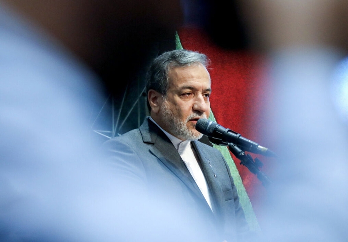 وزیر امور خارجه در ادامه برنامه کاری سفر یک روزه خود به بیروت، به مزار دبیرکل شهید حزب‌الله لبنان ادای احترام کرد.