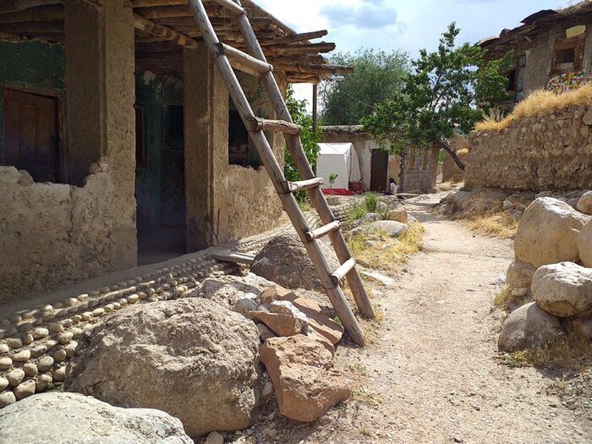 خردادماه از نیمه دوم گذشته است و گرمای هوا در بسیاری از نقاط کشور به اوج رسیده، اما در این روز‌ها روستای باستانی کَریَک در شهرستان دنا از توابع کهگیلویه و بویراحمد با طبیعت بکر، هوای دلپذیر و محیطی دلنشین، پیشنهادی خوب برای تجربه سفری خاطره‌انگیز است.