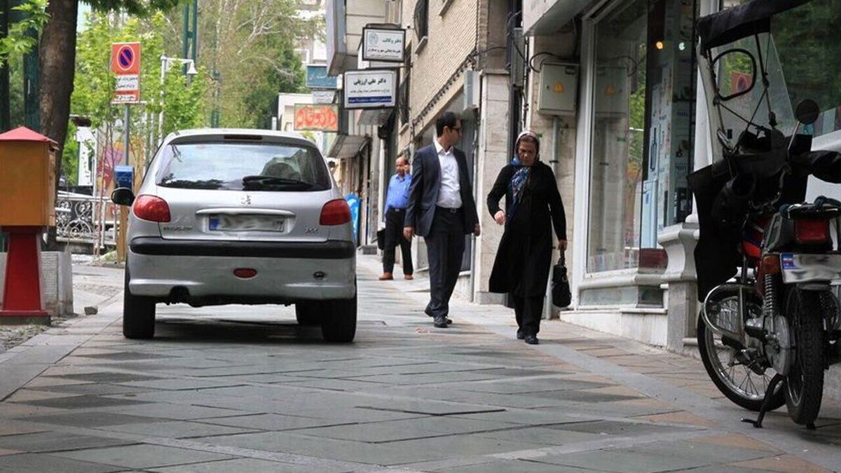 معاون اجتماعی پلیس راهور پایتخت با اشاره به برخورد پلیس و اعمال قانون تخلفات ساکن تاکید کرد: رانندگان به هیچ وجه اجازه پارک خودرو در پیاده‌رو را ندارند.