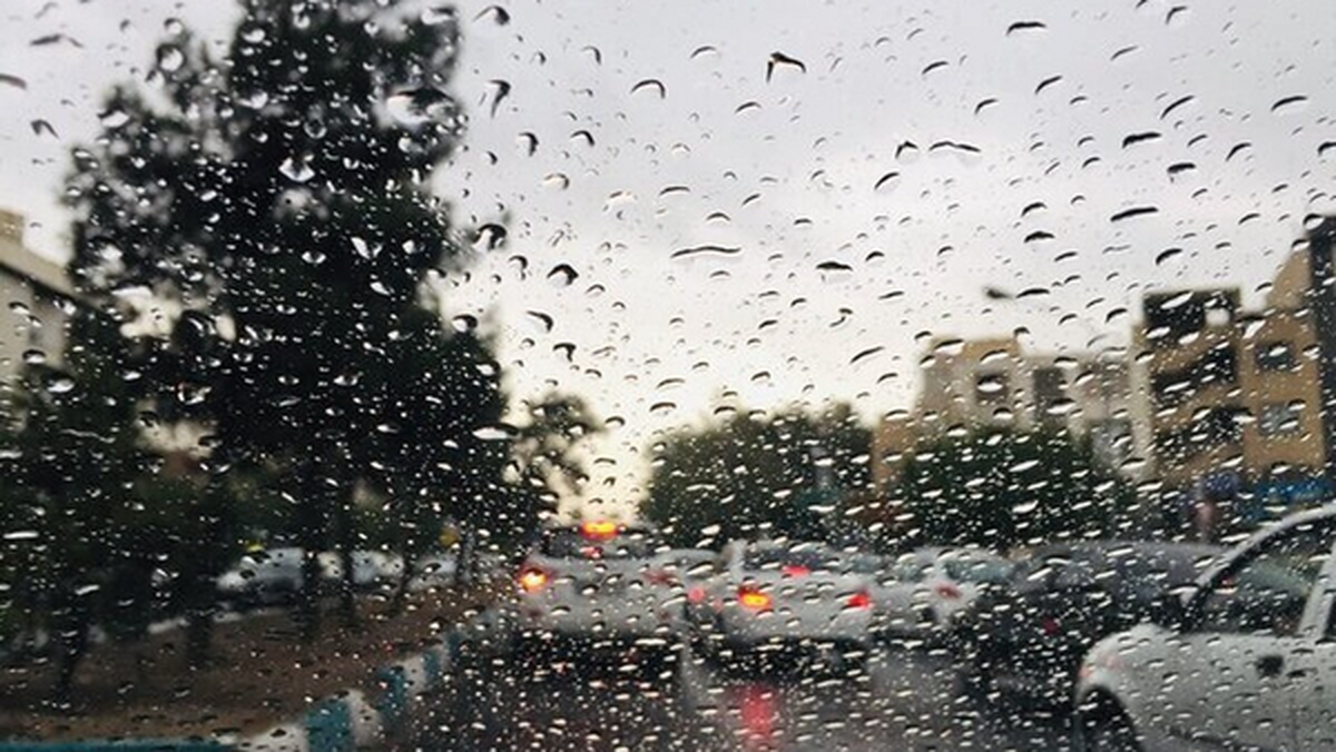 مرتضی صبوری، کارشناس هواشناسی گفت: به دلیل مهیا بودن شرایط برای بارش‌های رگباری، احتمال افزایش‌های ناگهانی سرعت وزش باد، گردوخاک موقتی، ولی شدید، بارش باران و بارش محدود تگرگ در روز‌های آینده برای استان قم انتظار می‌رود.