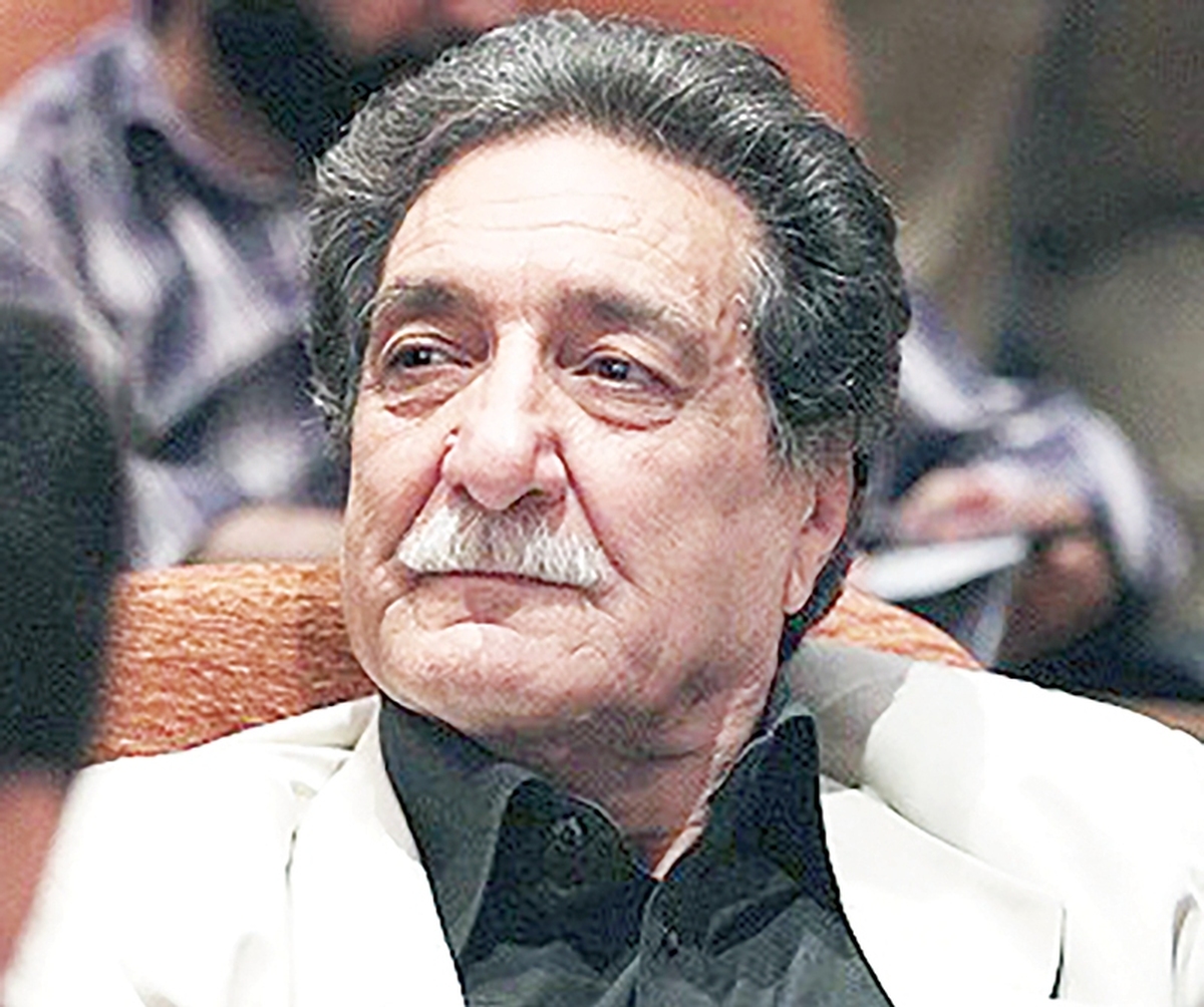 گاهی یک صدا، بیش از هزار تصویر سخن می‌گوید. صدایی که نمی‌خواهد دیده شود اما دیده‌ها را معنا می‌کند. در دنیای تصویر، دوبله شاید شبیه سایه‌ای باشد بر پیکره‌ پرنور بازیگران‌ اما سایه‌ای که اگر نباشد، نور بی‌معنا می‌شود. زنده یاد شهروز ملک‌آرایی یکی از آن صداهایی است که نه‌تنها در ذهن‌ها مانده، بلکه در عمق جان شنوندگان نفوذ کرده. 