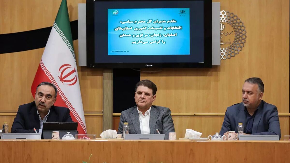 رئیس ستاد انتخابات کشور گفت: برای نخستین‌بار در انتخابات شوراهای اسلامی شهر تهران، انتخابات به‌صورت تناسبی برگزار می‌شود و احزاب و جبهه‌های قانونی با فهرست‌های رسمی خود در رقابت‌ها حضور خواهند یافت.