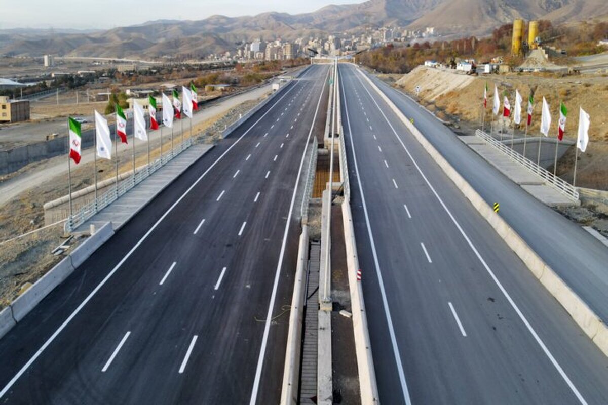 مدیر عامل احداث کنار گذر کرج در برنامه رادیویی البرز من سلام از تحویل فاز دوم گذرگاه شمالی کرج تا یک ماه آینده خبر داد و گفت: فاز دوم و سوم در دست احداث است و کار بدون وقفه و حتی لحظه ای تعطیلی در حال انجام است.