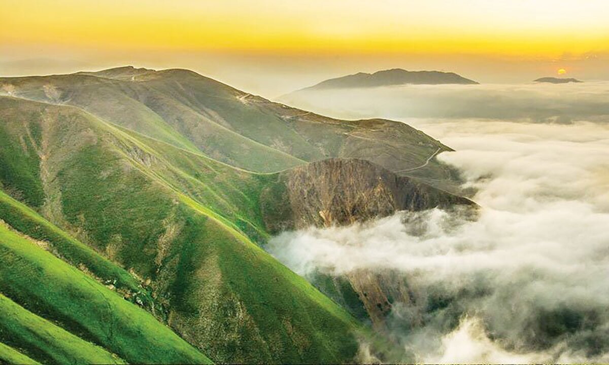در روزهای گرم و نفسگیر تابستان، همه‌ ما دنبال جایی می‌گردیم که هم از شلوغی و گرمای شهر به آنجا پناه ببریم، هم روح‌مان را در طبیعت تازه کنیم. اگر به‌دنبال مقصدی خاص، کمتر شناخته‌شده و در عین حال زیبا می‌گردید، اجازه بدهید به‌عنوان یک گردشگر، ارسباران را به شما معرفی کنم. منطقه‌ای که نه‌تنها خنک و سرسبز است بلکه طبیعت، تاریخ، فرهنگ و غذا را به شما هدیه می‌دهد.