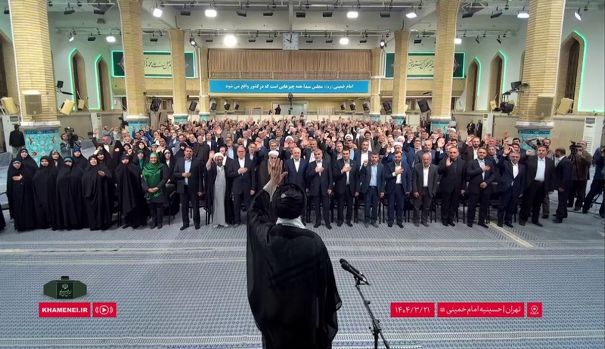 ببینید | هم‌اکنون؛ ورود رهبر انقلاب به حسینیه امام خمینی(ره) و آغاز دیدار رئیس و نمایندگان مجلس شورای اسلامی. ۱۴۰۴/۳/۲۱