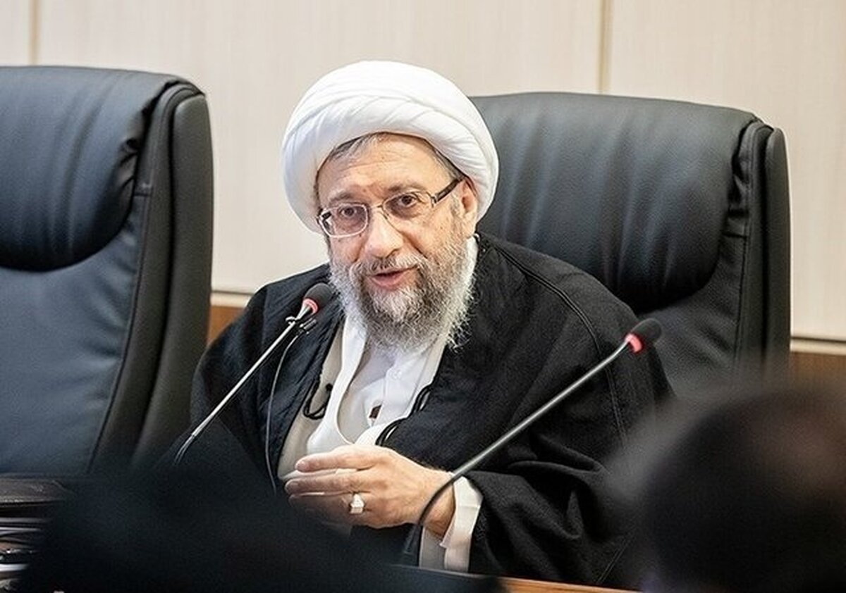 رئیس مجمع تشخیص مصلحت نظام با تاکید بر اینکه موضوع غنی‌سازی در کشور و حفظ دستاوردهای صلح‌آمیز هسته‌ای از خطوط قرمز مذاکرات است، گفت: در مقابل دشمنی که دائماً زیاده‌خواهی می‌کند، عقب‌نشینی خطاست و هیچ‌کس حق عقب‌نشینی از خطوط قرمز نظام را ندارد.
