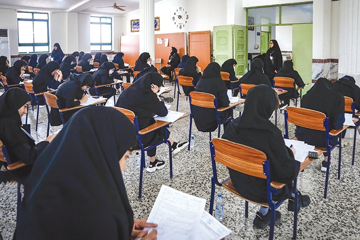 در روزهایی که اخبار درگیری‌ها میان ایران و رژیم صهیونیستی تیتر اول رسانه‌هاست، دانش‌‌آموزان و دانشجویان کشور با چالشی دوگانه رو‌به‌‌رو شده‌‌اند، از طرفی باید تمرکزشان را برای امتحانات حفظ کنند و از سوی دیگر مسأله مقابله آنان با اضطراب ناشی از فضای حساس کشور است. البته حسین سیمایی، وزیر علوم نحوه برگزاری امتحانات پایان ترم فعلی (خرداد ــ تیر ۱۴۰۴) را به خود دانشگاه‌ها واگذار کرده و گفته در هر حال، اگر دانشگاه‌ها آزمون هم برگزار کردند برای دانشجویان غایب، حتما یک آزمون جبرانی نیز در نظر گرفته می‌شود که می‌‌توانند در آن شرکت کنند.