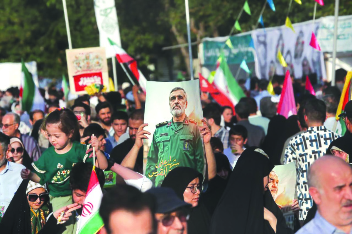 عید بود. قرار بود شادی باشد و شیرینی و سرود اما غدیر امسال رنگ دیگری گرفت. شهر سوگوار شده بود و مردم عزادار شهدای حمله بامداد بیست و سوم خرداد. با این حال، خیابان‌ها به صحنه‌ای کم‌نظیر از وحدت بدل شدند و مهمانی ۱۰‌کیلومتری غدیر به راهپیمایی بزرگ «ایران، ذوالفقار علی» تغییر ماهیت داد. راهپیمایی‌ای که از اندوه مردم شکوهی تازه آفرید و بار دیگر ثابت کرد مردم گرچه گلایه‌های بحقی دارند اما همواره پشتیبان کشورشان هستند و زمانی که صحبت از تجاوز بیگانه به میان آید آنها برای دفاع ازکشورشان سنگ تمام می‌گذارند.