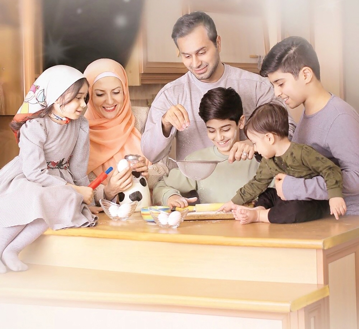 جنگ جزو پراسترس‌ترین رویدادهایی است که می‌توانیم در زندگی‌مان تجربه کنیم؛ پدیده‌ای که وقتی می‌تواند بزرگسالان یک جامعه را تحت تاثیرات منفی روحی و روانی قرار دهد، طبیعتا شدت تاثیراتش بر کودکان بیشتر خواهد بود. استرس، اضطراب، دل‌نگرانی و همه احساسات ناخوشایندی که این اتفاق به همراه دارد، می‌تواند به عوارض روحی و روانی کوتاه‌مدت و بلندمدت در کودکان منجر شود. به‌همین‌دلیل هم لازم است که در این روزهای پرتب‌وتاب، حفاظت از سلامت روان کودکان را در اولویت قرار دهیم. روان‌شناسان و مشاوران خانواده، در گفت‌وگو با جام‌جم، از راه‌های رسیدن به این مراقبت می‌گویند.