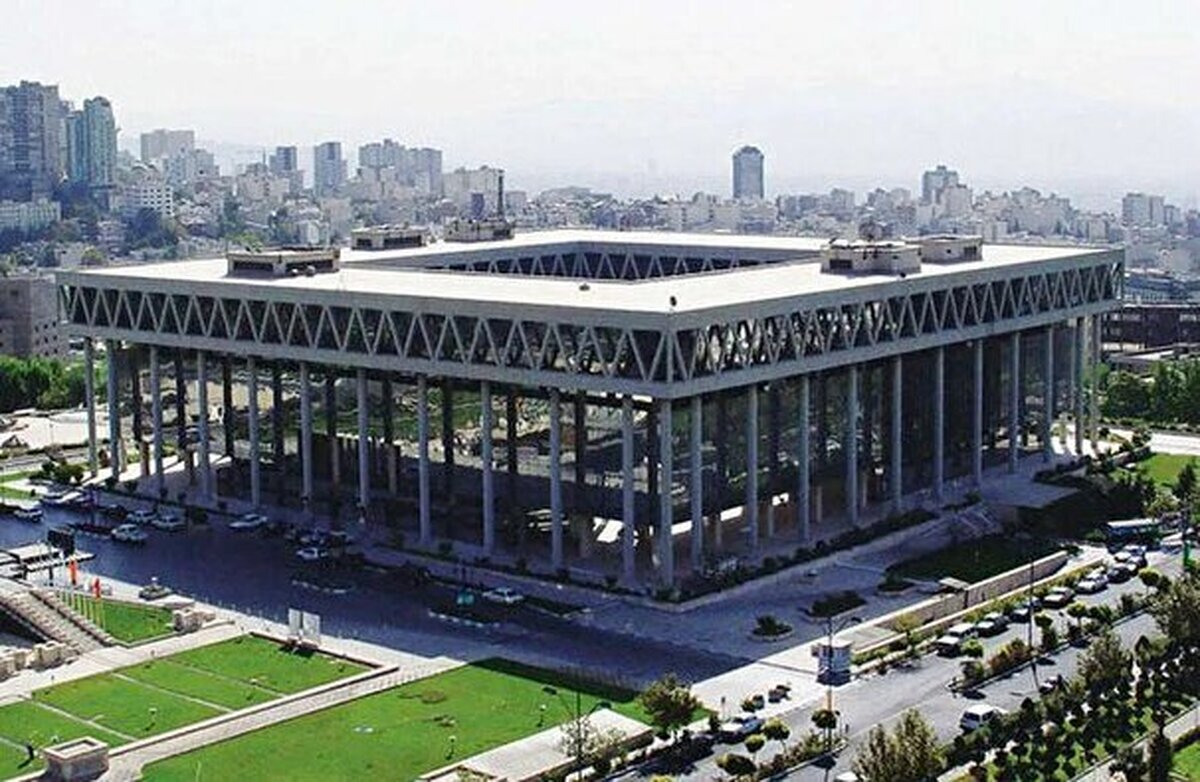 ببینید | حمله به ساختمان شیشه‌ای؛ مجری شجاعانه به برنامه برگشت