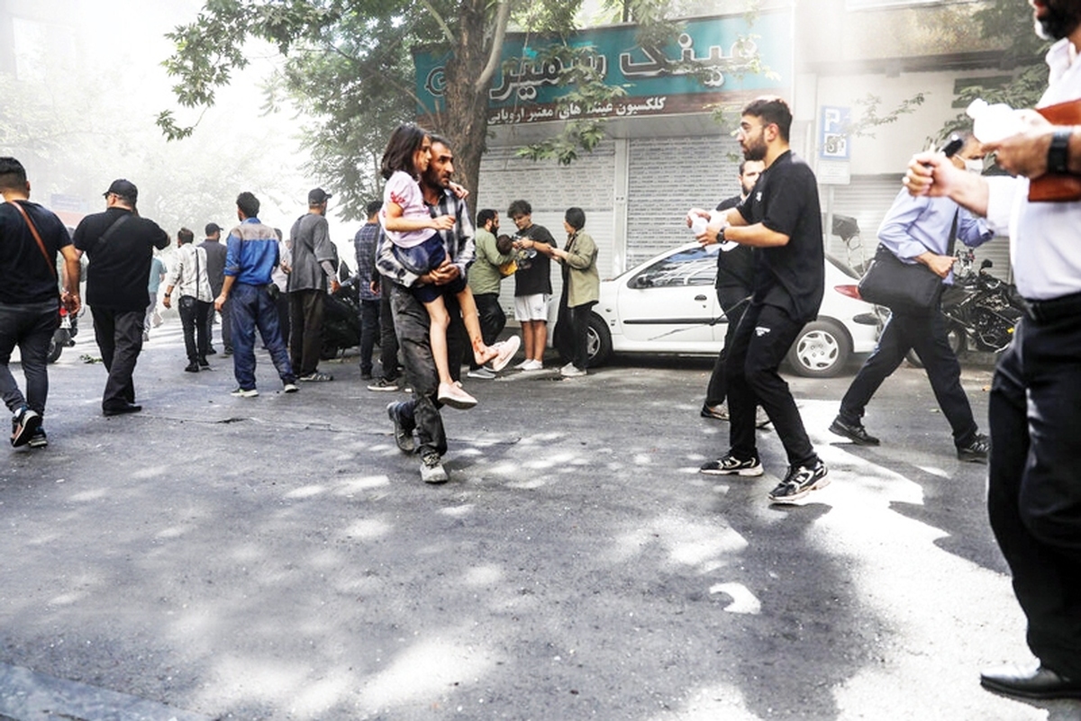 درحالی‌که رسانه‌های غربی تلاش دارند تصویری «دقیق، محدود و هدفمند» از حملات رژیم‌صهیونیستی به خاک ایران ترسیم کنند، تخت‌های پرشده بیمارستان‌ها و صدای آژیر آمبولانس‌ها در تهران، کرمانشاه و دیگر شهرها روایت دیگری را بازگو می‌کنند. بنابر اعلام رسمی وزارت بهداشت، تنها طی ۶۵ ساعت پس از این حملات، ۱۴۸۱ نفر در اثر اصابت موشک‌ها و انفجارهای ناشی از آن شهید یا مجروح شده‌اند؛ آماری که بیش از ۹۰ درصد آن را شهروندان غیرنظامی تشکیل می‌دهند. ادعای رژیم‌صهیونیستی مبنی بر «نظامی‌بودن اهداف» در حالی مطرح می‌شود که شواهد میدانی، این روایت را به‌کلی رد می‌کنند. ازجمله، خسارت به بیمارستان مفتح تهران در روزهای ابتدایی حمله و همچنین هدف‌قراردادن بیمارستان فارابی در کرمانشاه در روز گذشته، که نه‌تنها زیرساخت‌های حیاتی سلامت را با اختلال مواجه کرده، بلکه جان بیماران، پزشکان و امدادگران را نیز به خطر انداخته است.