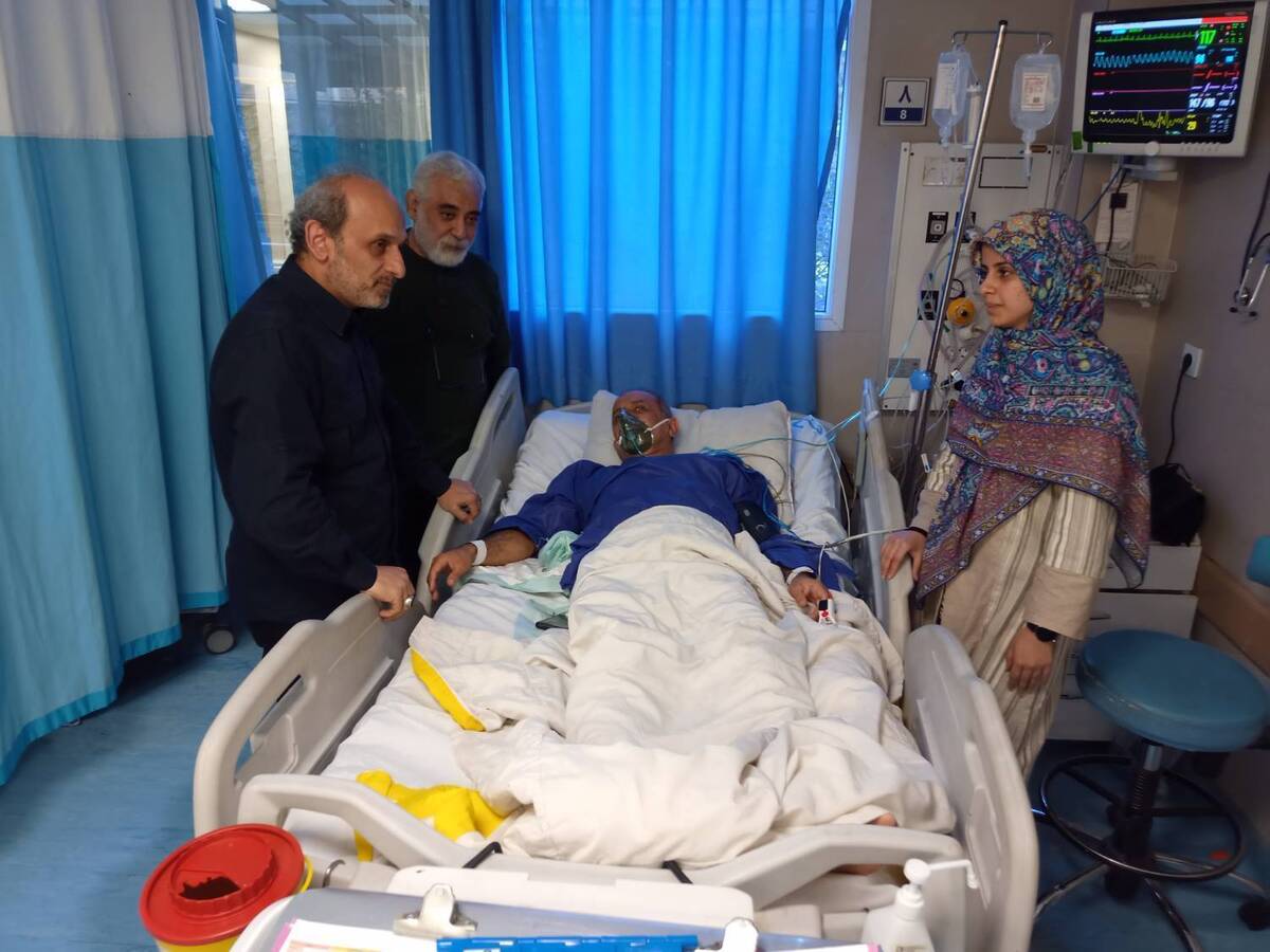 رئیس سازمان صداوسیما از همکاران مجروحش در جریان حمله اسرائیل به ساختمان شیشه‌ای سازمان صداوسیما، عیادت کرد.