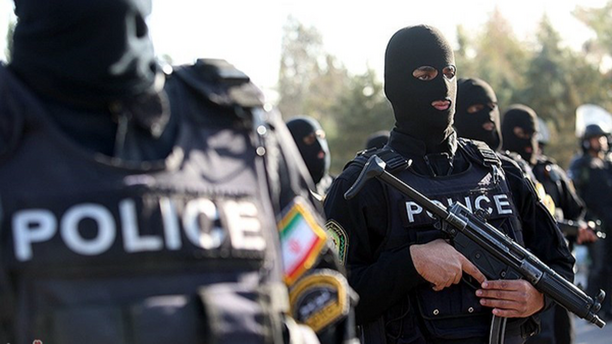 فرمانده انتظامی شهرستان زاهدان از تعقیب و گریز عوامل گروگانگیر و تیراندازی منجر به قتل دختری ۱۲ ساله در یکی از محلات زاهدان خبر داد.