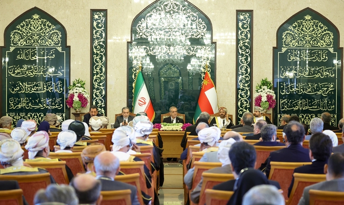 رئیس جمهور کشورمان در جمع گروهی از فعالان اقتصادی عمان گفت: جلسات خوبی با برادرمان سلطان عمان داشتیم و توافقات خوبی بین ایران و عمان صورت گرفت.