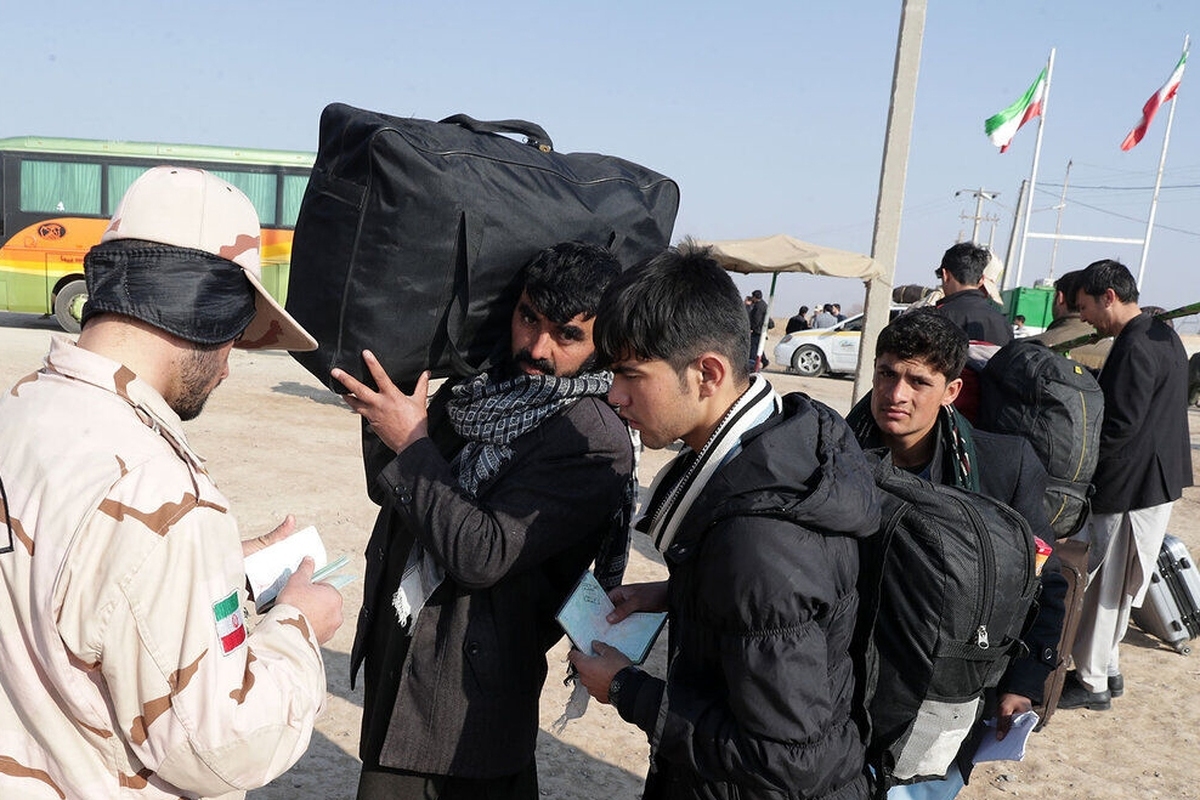 فرمانده کل انتظامی کشور گفت : برخی اتباع خارجی بدون رعایت ضوابط قانونی،از مسیرهای غیرمجاز وارد کشور می‌شوند که این افراد نه‌تنها تحت حمایت قانون نیستند، بلکه به دلیل نقض حاکمیت ملی، باید طبق قانون شناسایی، دستگیر و به اردوگاه‌های ویژه هدایت شوند و پس از طی فرآیند قانونی از کشور طرد گردند.
