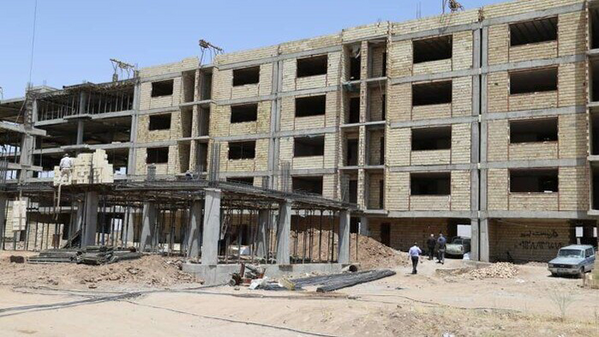 معاون مسکن و ساختمان اداره راه و شهرسازی استان قم گفت، مدت پیمان احداث بنا ۳۰ماهه اما به سه پارامتر تکمیل از سوی متقاضی، تکمیل زیرساخت‌های آب و برق و گاز توسط دستگاه‌های خدمات‌رسان و ایجاد زیرساخت‌های سکونت پذیری مانند مدارس مساجد نانوایی تجاری و... وابسته است.