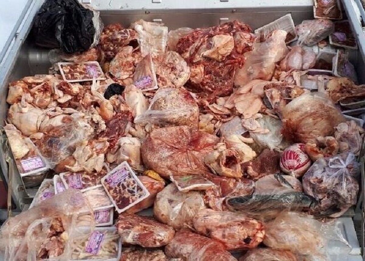 محسن حسینی، مسئول واحد نظارت بر بهداشت عمومی اداره دامپزشکی شهرستان قم، گفت با نظارت‌های مستمر کارشناسان بهداشت یک تُن اسکلت مرغ غیرمجاز کشف و با نظارت بهداشتی لازم از چرخه مصرف انسانی خارج و معدوم شد.