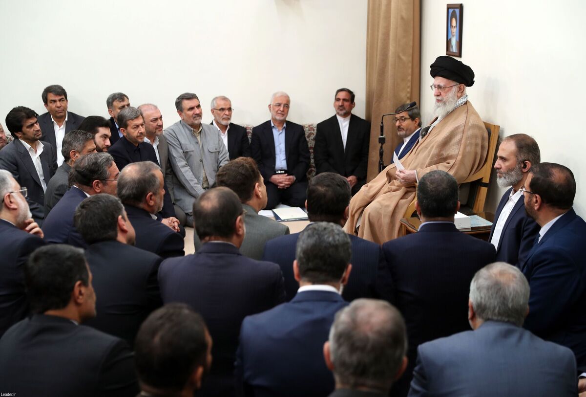رهبر معظم انقلاب اسلامی ظهر امروز در دیدار وزیر کشور و استانداران، با تأکید بر اینکه استانداران مدیر همه جانبه استان هستند، فضای عمومی کشور را برای خدمت مناسب و فرصت ها را زیاد دانستند و ضمن بیان برخی توصیه‌ها، گفتند: یکی از موضوعات مهم موضوع مردم است که باید به میان مردم رفت و در اجتماعات آنها حاضر شد و سخنان آنها را حتی اگر تند باشد با حوصله شنید و به آنها توضیح لازم داده شود.