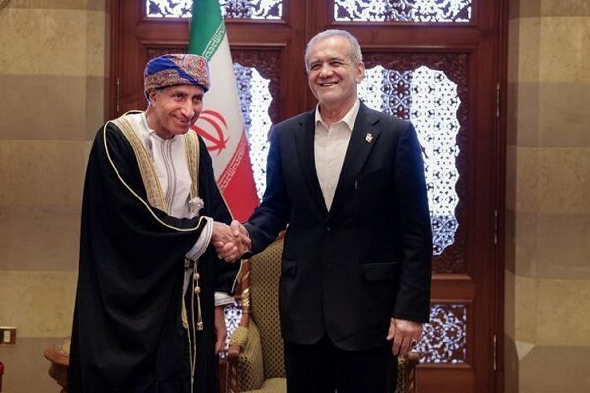 جمهوری اسلامی ایران و سلطنت عمان در بیانیه مشترک تحکیم روابط دوجانبه، گسترش شراکت اقتصادی، حمایت از آتش‌بس در غزه و قدردانی از نقش عمان در مذاکرات هسته‌ای تأکید کردند.