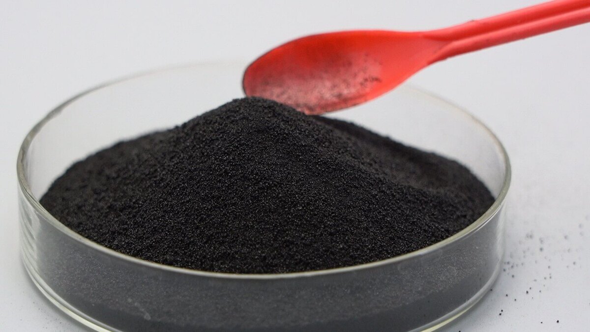 در یک دهه اخیر مصرف کودهای حاوی هیومیک، به‌ویژه «هیومات پتاسیم» (Potassium Humate, KH), در باغ‌ها و مزارع ایران چند برابر شده است؛ زیرا کشاورزان برای مقابله با خاک‌های آهکی، کم‌آلی و کم‌بازده، به‌همراه کم آبی شدیدی که در بیشتر نقاط ایران وجود دارد، به‌دنبال اصلاح‌‌کننده‌های ارگانیک رفته‌اند.